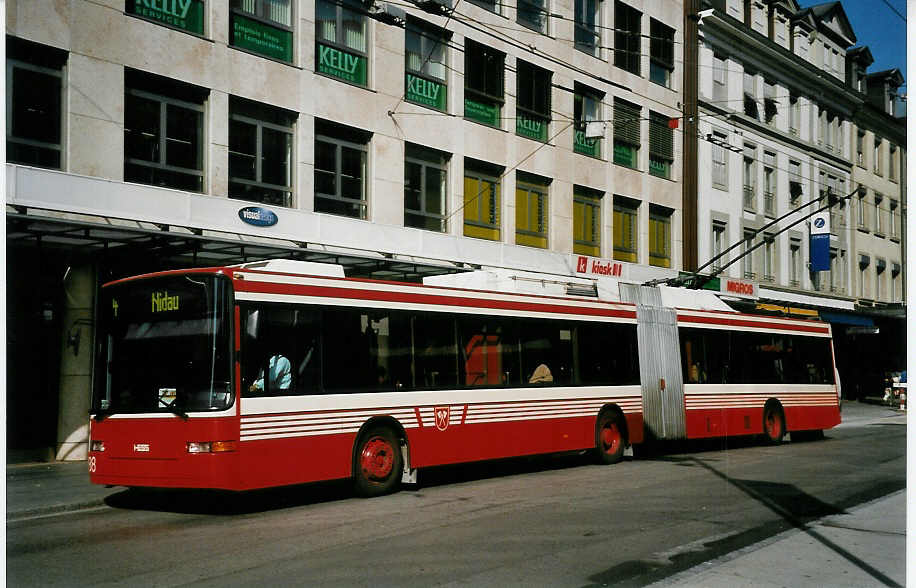 (050'204) - VB Biel - Nr. 88 - NAW/Hess Gelenktrolleybus am 15. Oktober 2001 in Biel, Guisanplatz