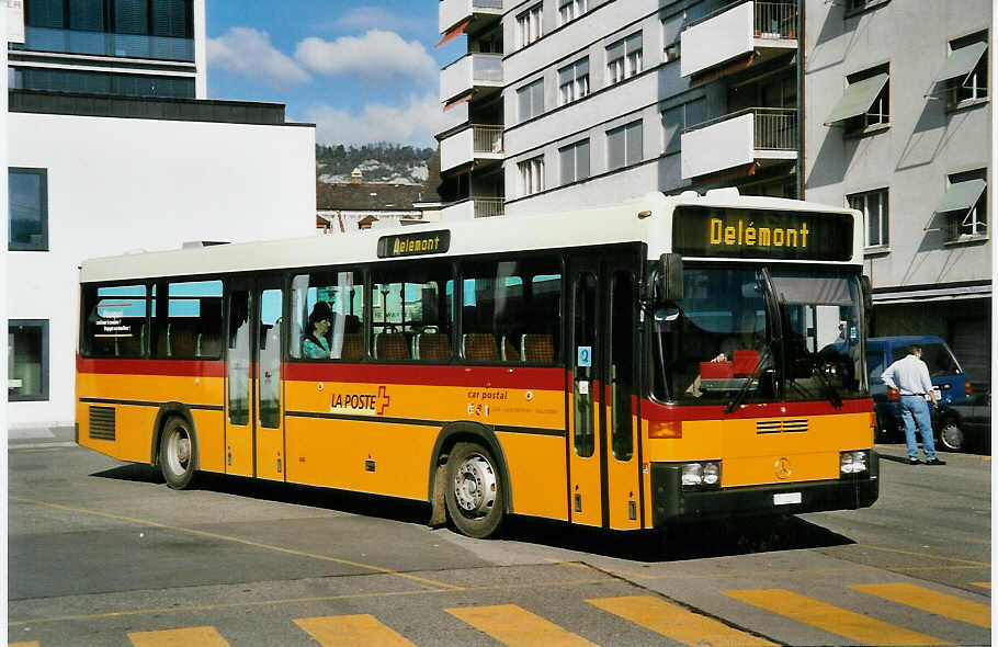 (050'209) - PTT-Regie - P 25'347 - Mercedes/R&J am 16. Oktober 2001 beim Bahnhof Delmont
