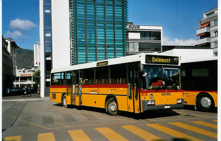 (050'212) - PTT-Regie - P 25'346 - Mercedes/R&J am 16. Oktober 2001 beim Bahnhof Delmont