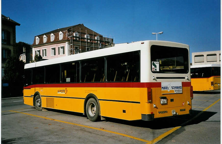 (050'220) - Stucki, Porrentruy - Nr. 25/JU 7808 - Volvo/Lauber am 16. Oktober 2001 beim Bahnhof Porrentruy