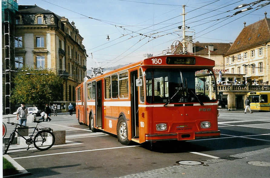 (050'304) - TN Neuchtel - Nr. 160 - FBW/Hess Gelenktrolleybus (ex Nr. 60) am 17. Oktober 2001 in Neuchtel, Place Pury