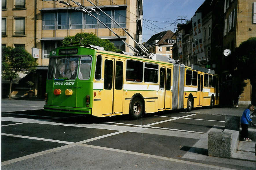 (050'307) - TN Neuchtel - Nr. 155 - FBW/Hess Gelenktrolleybus (ex Nr. 55) am 17. Oktober 2001 in Neuchtel, Place Pury