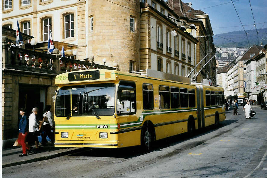 (050'308) - TN Neuchtel - Nr. 168 - FBW/Hess Gelenktrolleybus am 17. Oktober 2001 in Neuchtel, Place Pury