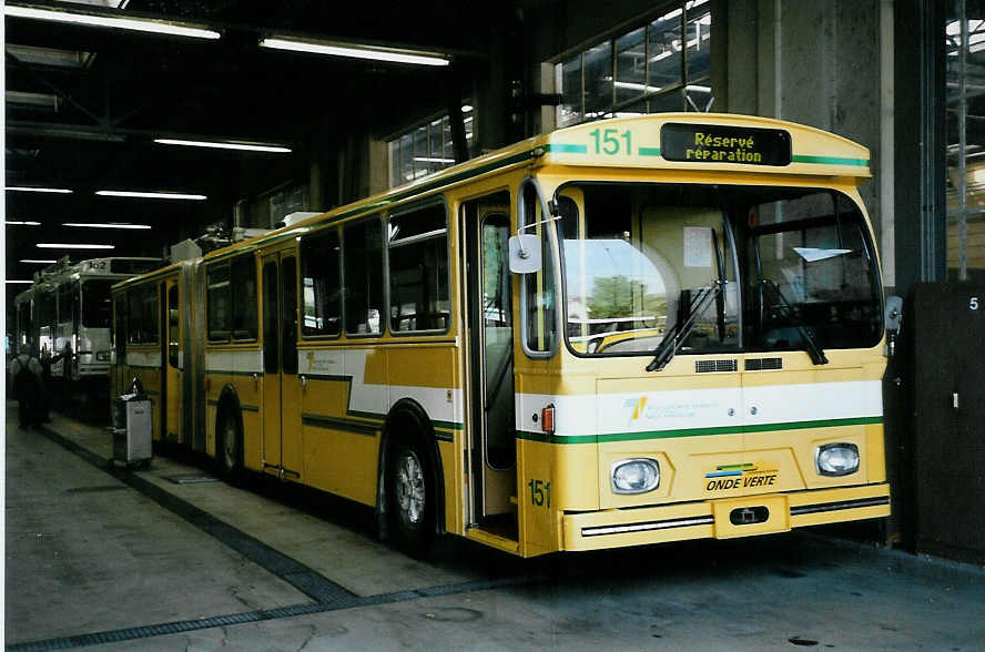 (050'313) - TN Neuchtel - Nr. 151 - FBW/Hess Gelenktrolleybus (ex Nr. 51) am 17. Oktober 2001 in Neuchtel, Dpt