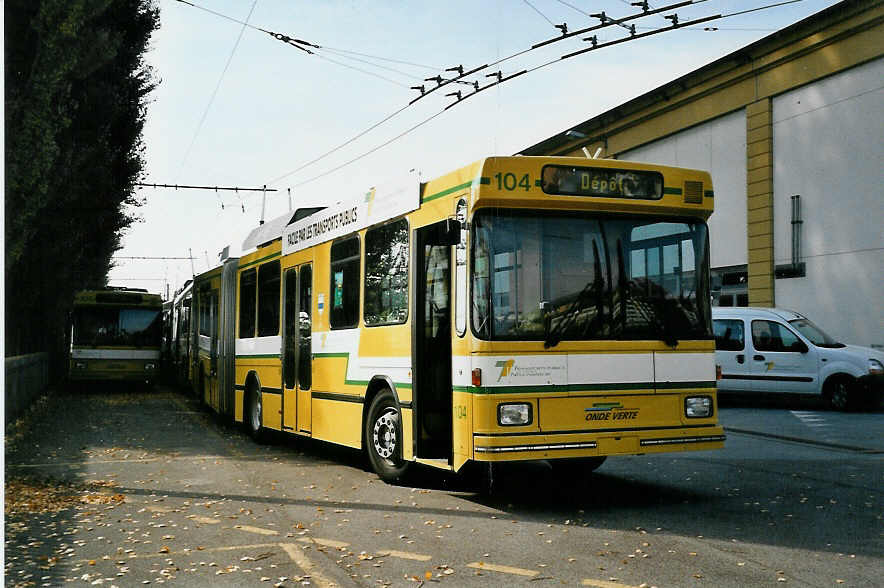 (050'314) - TN Neuchtel - Nr. 104 - NAW/Hess Gelenktrolleybus am 17. Oktober 2001 in Neuchtel, Dpt
