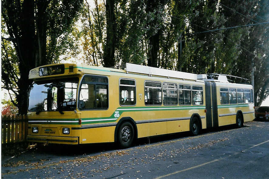 (050'321) - TN Neuchtel - Nr. 169 - FBW/Hess Gelenktrolleybus am 17. Oktober 2001 in Neuchtel, Dpt