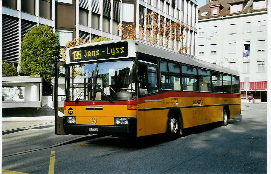 (050'326) - AVA Aarberg - Nr. 2/BE 85'802 - Mercedes/R&J am 17. Oktober 2001 in Biel, Zentralplatz