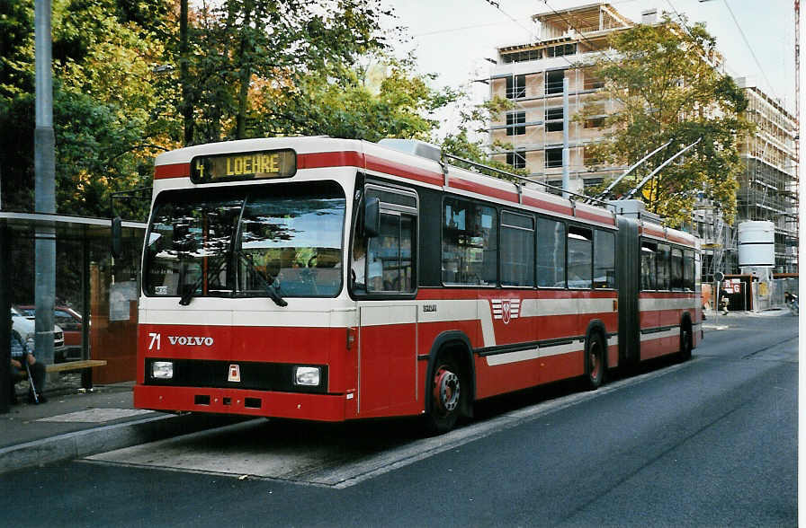 (050'327) - VB Biel - Nr. 71 - Volvo/R&J Gelenktrolleybus am 17. Oktober 2001 in Biel, Nidaugasse