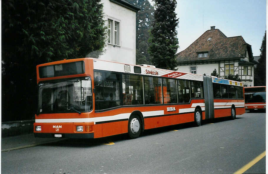 (050'332) - BBA Aarau - Nr. 141/AG 22'341 - MAN am 18. Oktober 2001 beim Bahnhof Aarau