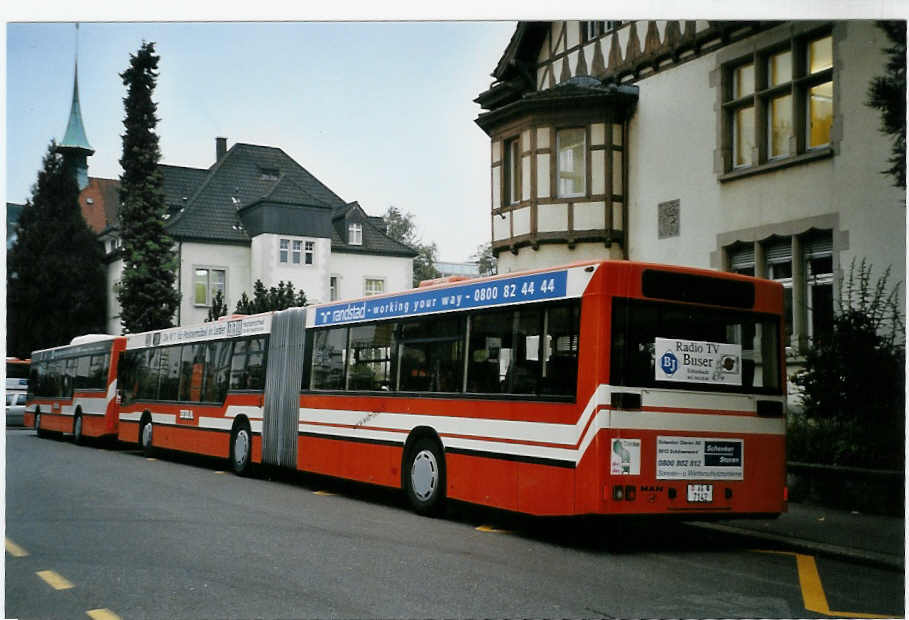 (050'334) - BBA Aarau - Nr. 142/AG 7142 - MAN am 18. Oktober 2001 beim Bahnhof Aarau