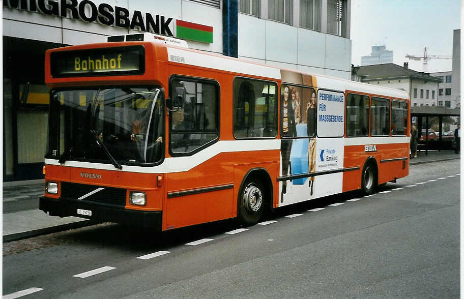 (050'409) - BBA Aarau - Nr. 138/AG 19'938 - Volvo/Hess am 18. Oktober 2001 beim Bahnhof Aarau