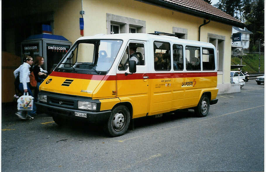 (050'417) - CarPostal Jura-Jura bernois-Neuchtel - BE 146'486 - Renault am 18. Oktober 2001 beim Bahnhof Tavannes