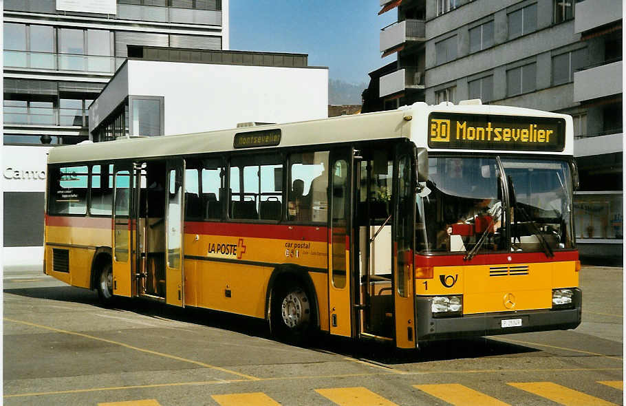 (050'420) - PTT-Regie - P 25'349 - Mercedes/R&J am 19. Oktober 2001 beim Bahnhof Delmont