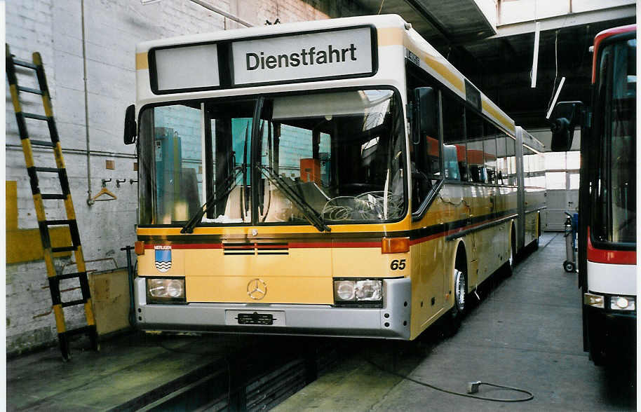 (050'519) - STI Thun - Nr. 65 - Mercedes am 29. Oktober 2001 in Thun, Garage