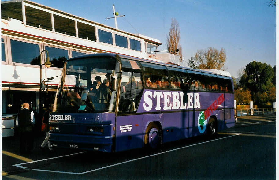 (050'527) - Stebler, Develier - JU 27'244 - Neoplan am 3. November 2001 bei der Schifflndte Thun