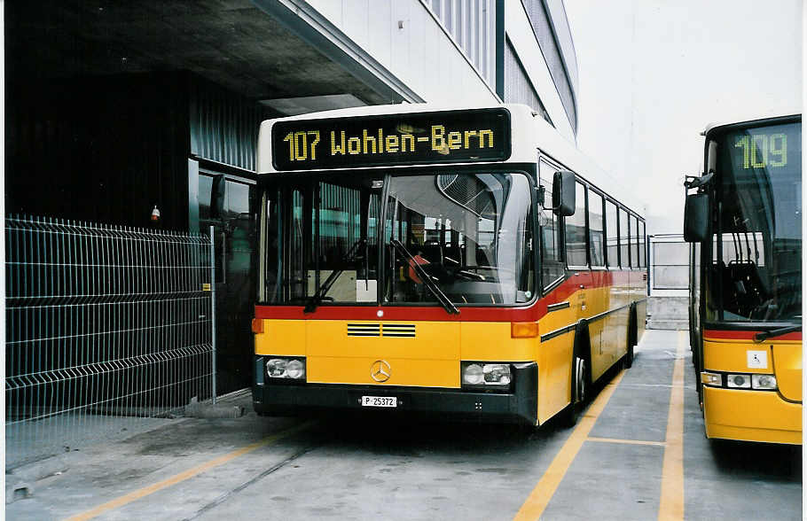 (050'609) - PTT-Regie - P 25'372 - Mercedes/Lauber am 18. November 2001 in Bern, Postautostation