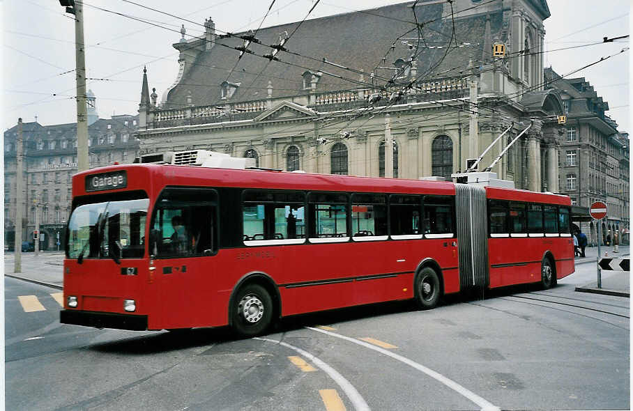 (050'611) - Bernmobil, Bern - Nr. 62 - Volvo/R&J Gelenktrolleybus am 18. November 2001 beim Bahnhof Bern