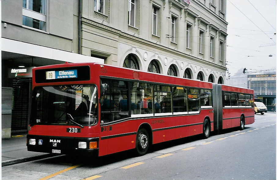 (050'613) - Bernmobil, Bern - Nr. 230/BE 513'230 - MAN am 18. November 2001 beim Bahnhof Bern