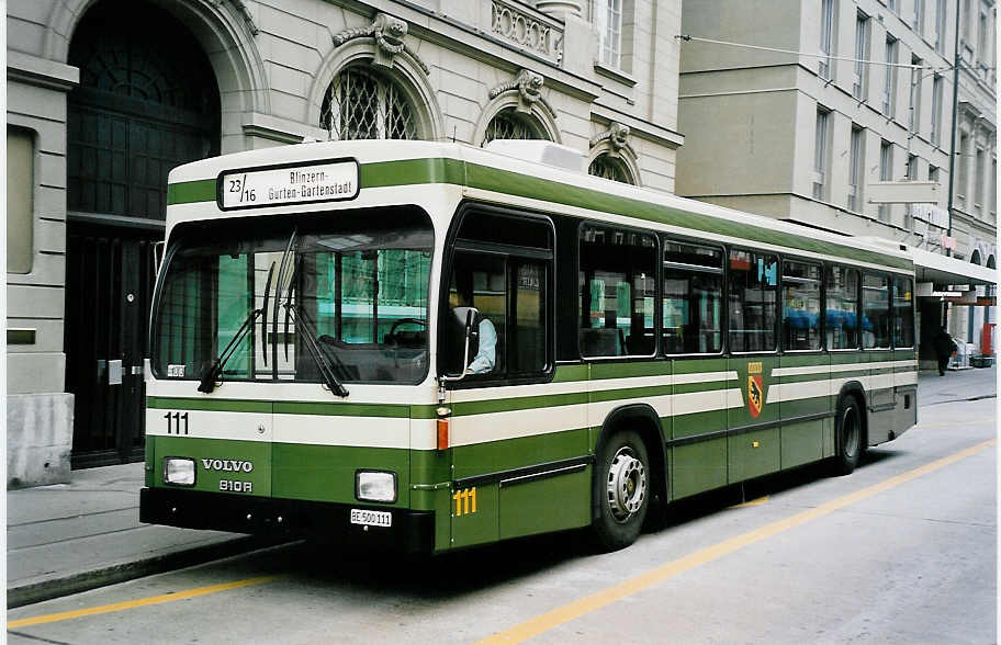 (050'615) - SVB Bern - Nr. 111/BE 500'111 - Volvo/R&J am 18. November 2001 beim Bahnhof Bern