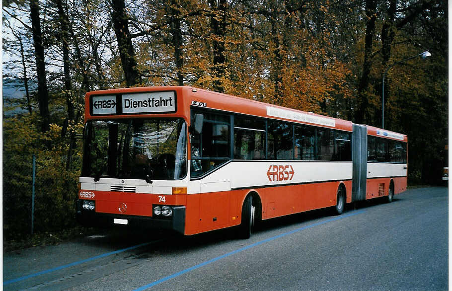 (050'710) - RBS Worblaufen - Nr. 74/BE 473'374 - Mercedes am 18. November 2001 in Worblaufen, Garage