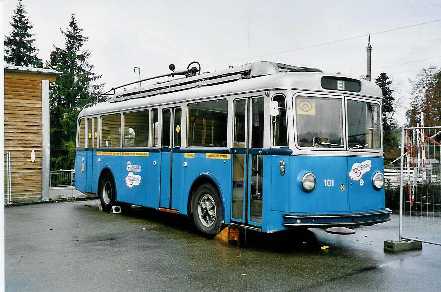 (050'735) - ACT Lugano (TVS) - Nr. 101 - FBW/R&J Trolleybus am 1. Dezember 2001 in Mittelhusern, Schwarzwasserbrcke