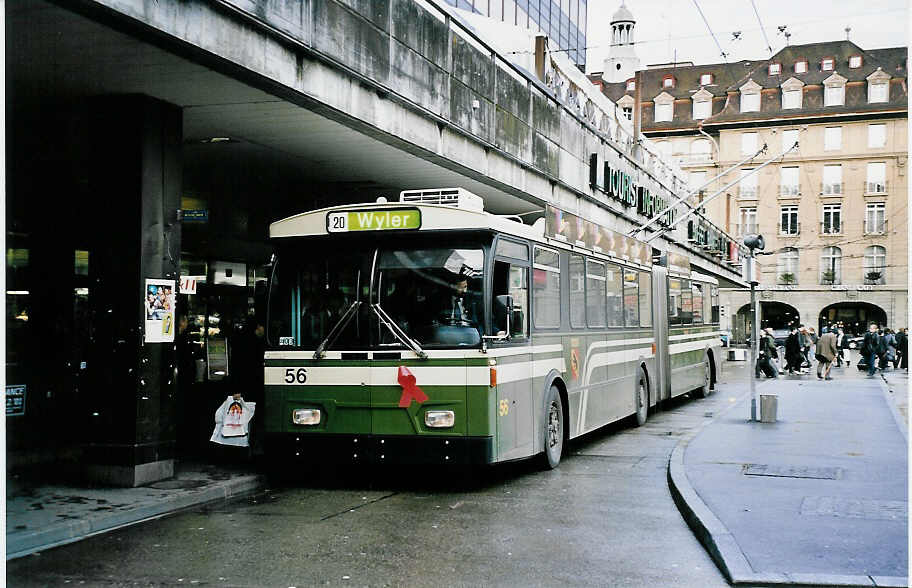 (050'801) - SVB Bern - Nr. 56 - FBW/Hess Gelenktrolleybus am 1. Dezember 2001 beim Bahnhof Bern