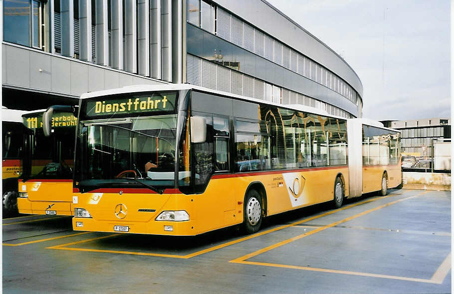 (050'802) - PTT-Regie - P 27'007 - Mercedes am 1. Dezember 2001 in Bern, Postautostation