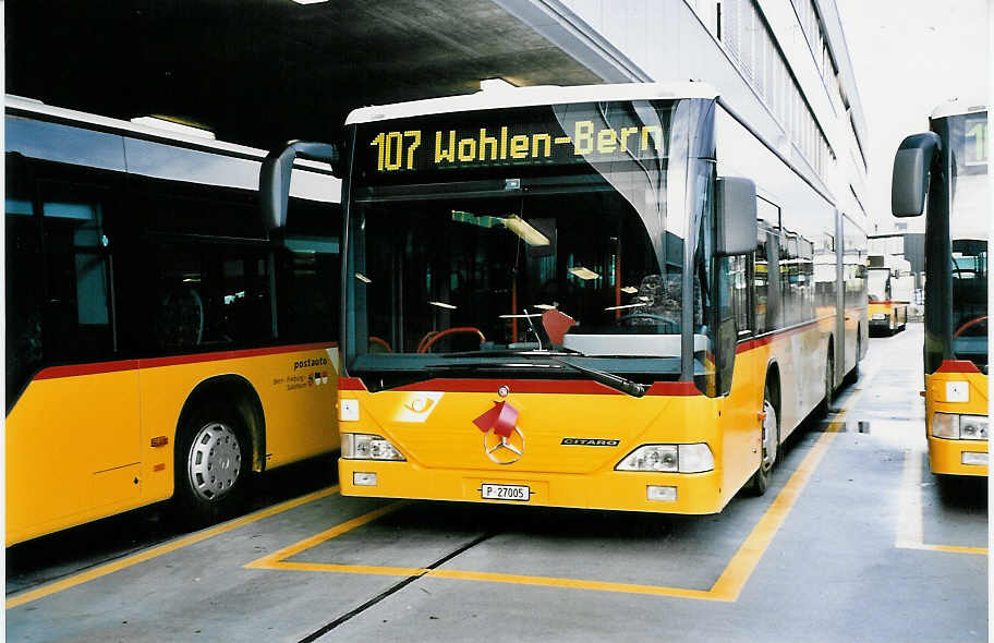 (050'804) - PTT-Regie - P 27'005 - Mercedes am 1. Dezember 2001 in Bern, Postautostation