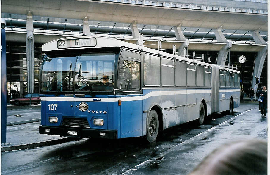 (050'916) - VBL Luzern - Nr. 107/LU 15'072 - Volvo/Hess am 24. Dezember 2001 beim Bahnhof Luzern