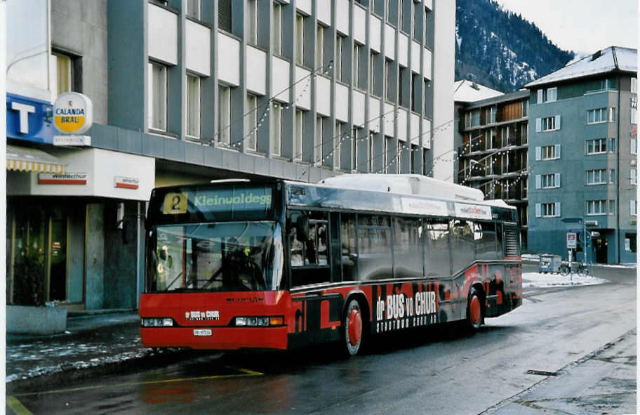 (051'015) - SBC Chur - Nr. 14/GR 97'514 - Neoplan am 27. Dezember 2001 beim Bahnhof Chur
