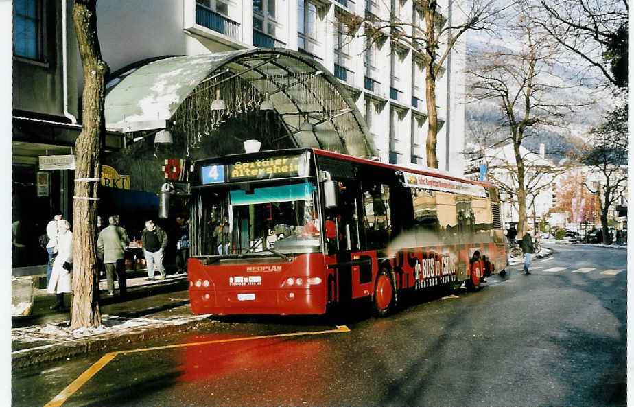 (051'022) - SBC Chur - Nr. 8/GR 97'508 - Neoplan am 27. Dezember 2001 in Chur, Postplatz