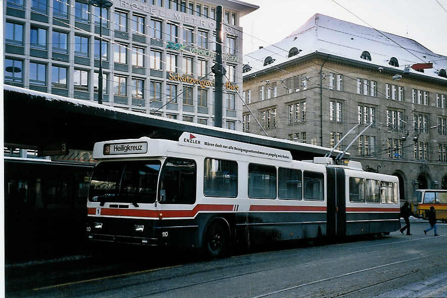 (051'107) - VBSG St. Gallen - Nr. 110 - Saurer/Hess Gelenktrolleybus am 27. Dezember 2001 beim Bahnhof St. Gallen