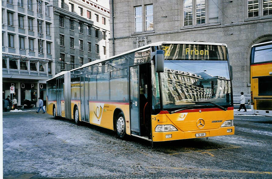 (051'112) - Cars Alpin Neff, Arbon - Nr. 3/TG 689 - Mercedes am 27. Dezember 2001 beim Bahnhof St. Gallen