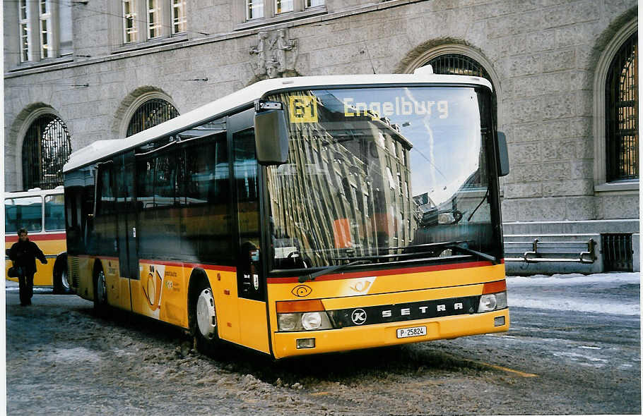 (051'119) - PTT-Regie - P 25'824 - Setra am 27. Dezember 2001 beim Bahnhof St. Gallen