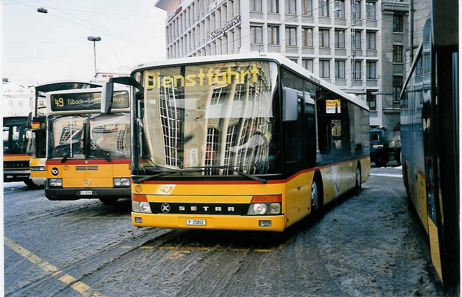 (051'120) - PTT-Regie - P 25'802 - Setra am 27. Dezember 2001 beim Bahnhof St. Gallen