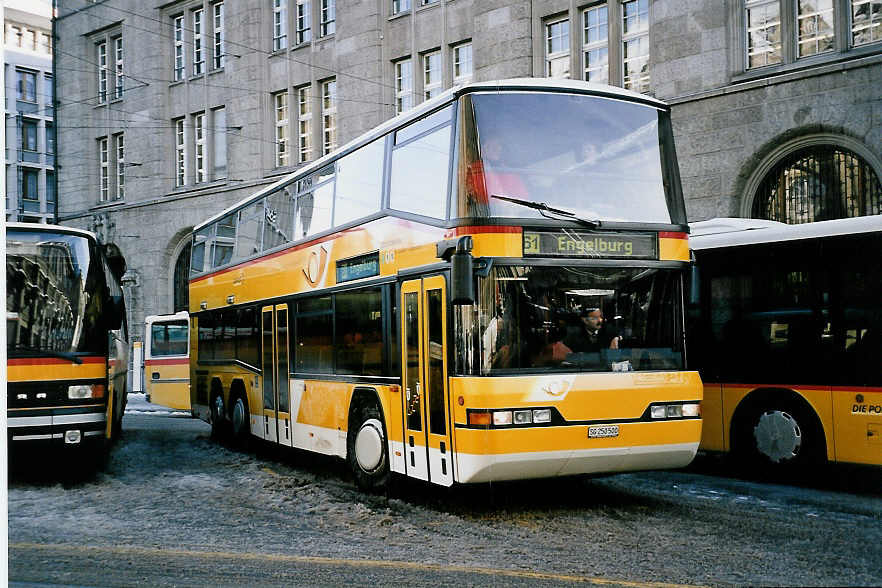 (051'126) - Casutt, Gossau - SG 250'500 - Neoplan am 27. Dezember 2001 beim Bahnhof St. Gallen