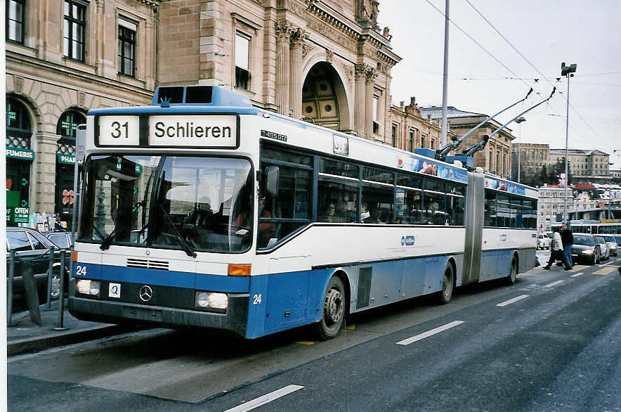 (051'128) - VBZ Zrich - Nr. 24 - Mercedes Gelenktrolleybus am 27. Dezember 2001 beim Hauptbahnhof Zrich