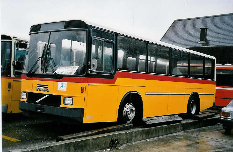 (051'132) - Steiner, Messen - Volvo/Hess am 29. Dezember 2001 in Aegerten, Rattinbus
