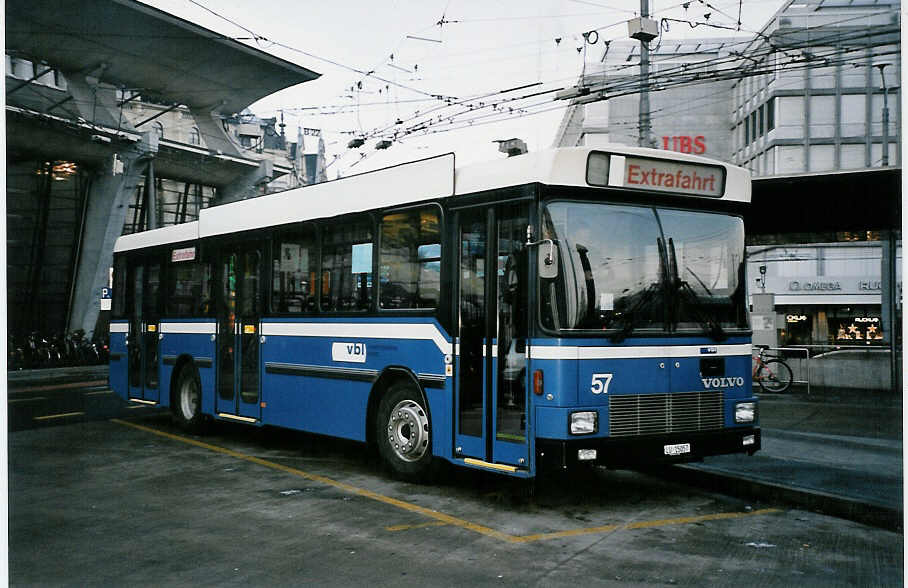 (051'137) - VBL Luzern - Nr. 57/LU 15'057 - Volvo/Hess am 1. Januar 2002 beim Bahnhof Luzern