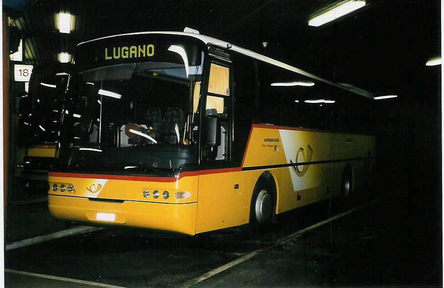 (051'213) - PTT-Regie - P 25'850 - Neoplan am 1. Januar 2002 in Lugano, Postautostation