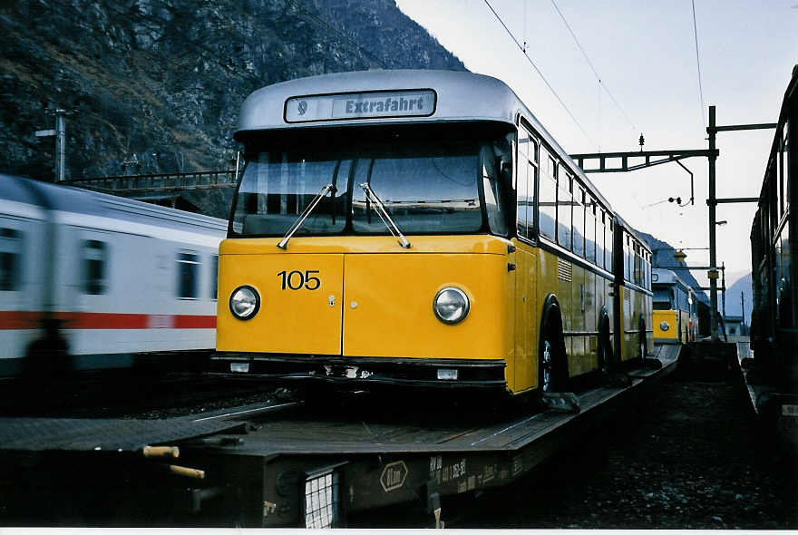 (051'311) - VBSH Schaffhausen (TVS) - Nr. 105 - Berna/SWS-R&J Gelenktrolleybus am 1. Januar 2002 beim Bahnhof Biasca