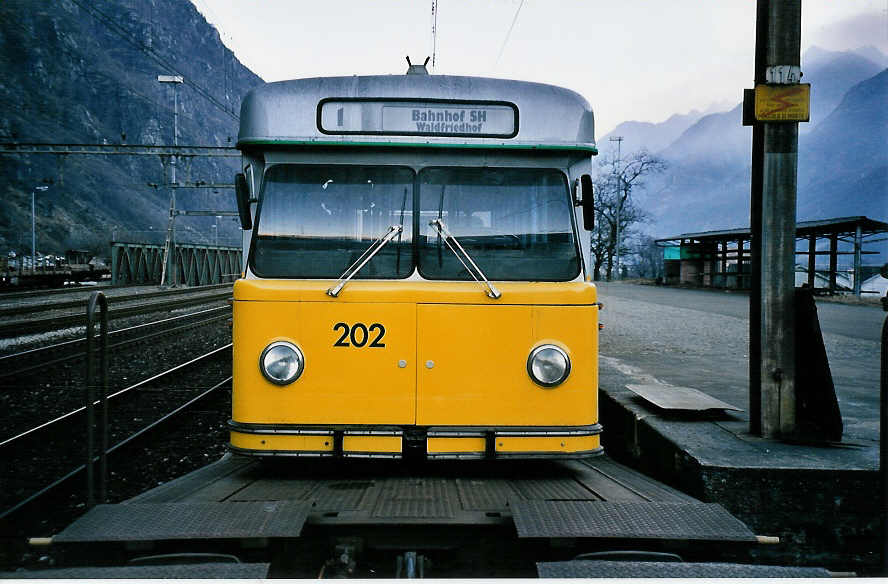 (051'314) - VBSH Schaffhausen (TVS) - Nr. 202 - Berna/SWS-R&J Trolleybus am 1. Januar 2002 beim Bahnhof Biasca