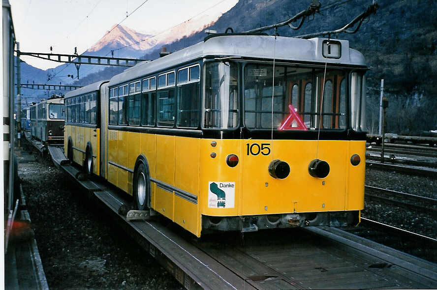 (051'317) - VBSH Schaffhausen (TVS) - Nr. 105 - Berna/SWS-R&J Gelenktrolleybus am 1. Januar 2002 beim Bahnhof Biasca