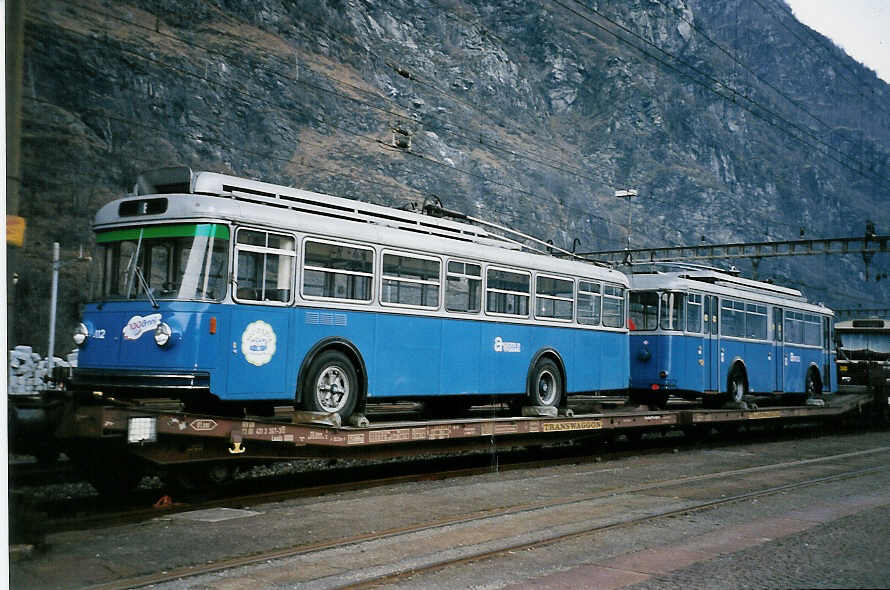 (051'325) - ACT Lugano (TVS) - Nr. 112 - FBW/Bosia Trolleybus + Nr. 126 - FBW/Hess Trolleybus (ex RhV Altsttten Nr. 6) am 1. Januar 2002 beim Bahnhof Biasca