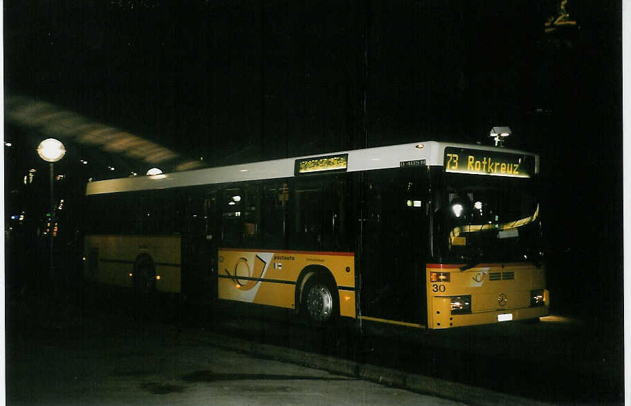 (051'337) - Bucheli, Kriens - Nr. 30/LU 15'587 - Mercedes am 1. Januar 2002 beim Bahnhof Luzern