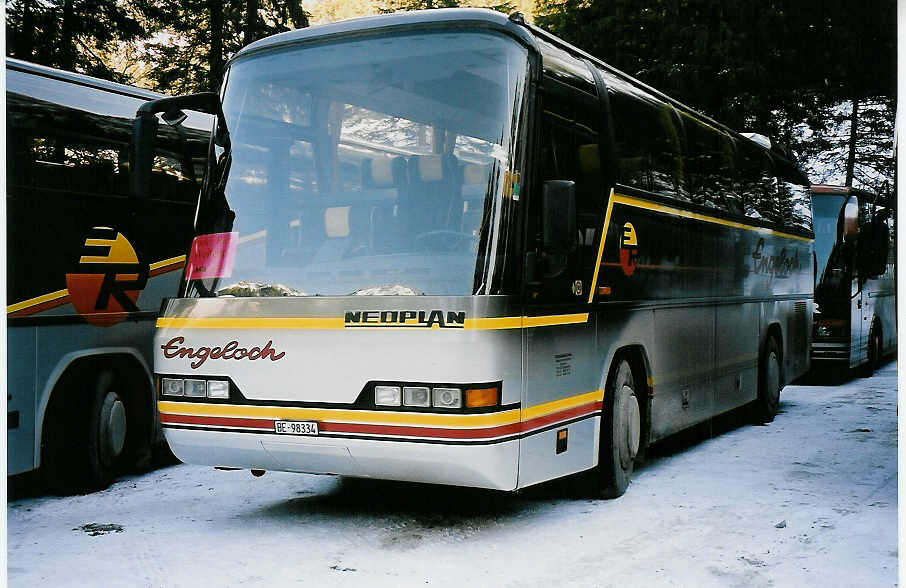 (051'425) - Engeloch, Riggisberg - BE 98'334 - Neoplan am 6. Januar 2002 in Adelboden, Unter dem Birg