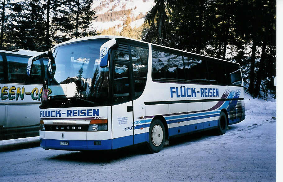 (051'510) - Flck, Brienz - BE 378'782 - Setra am 6. Januar 2002 in Adelboden, Unter dem Birg