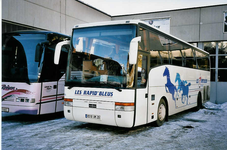 (051'515) - Aus Frankreich: Les rapid' bleus, Romans - 8918 VM 26 - Van Hool am 6. Januar 2002 in Adelboden, Mineralquelle