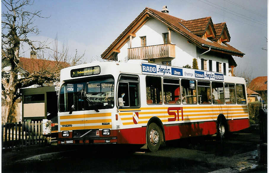 (051'610) - STI Thun - Nr. 36/BE 443'836 - Volvo/R&J (ex SAT Thun Nr. 36) am 17. Januar 2002 in Thun-Lerchenfeld, Forstweg