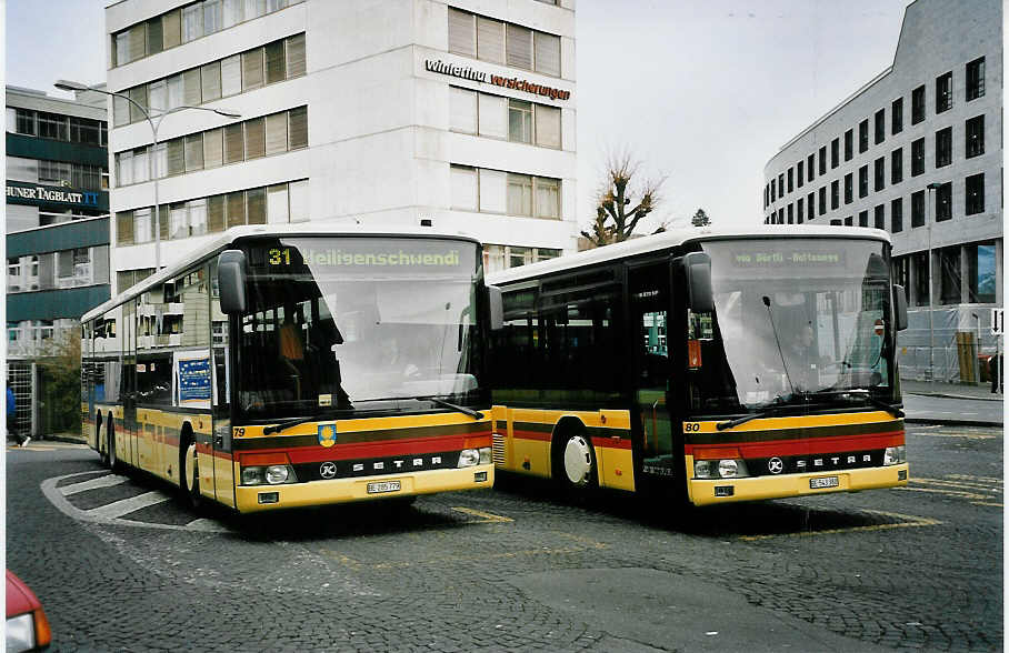 (051'622) - STI Thun - Nr. 79/BE 285'779 + Nr. 80/BE 543'380 - Setra am 19. Januar 2002 beim Bahnhof Thun